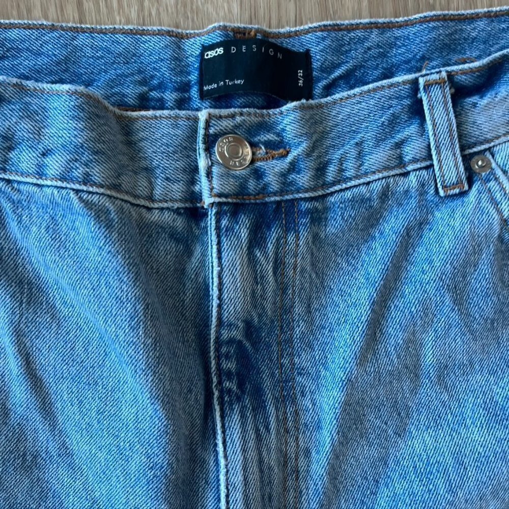 ** ASOS Design Light Wash High Rise Tapered Leg Mom Jeans raw hem 36x32 - Picture 9 of 10